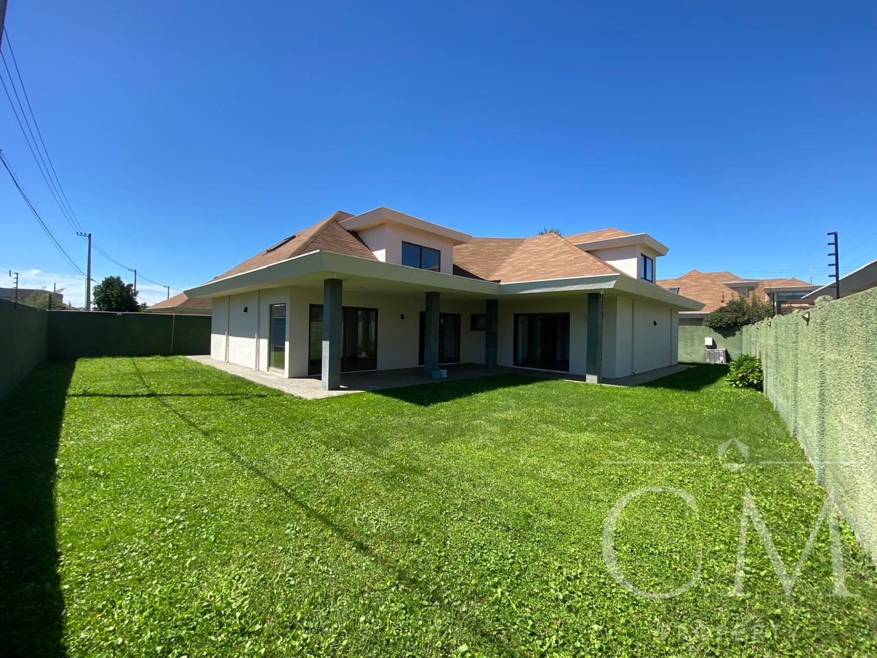 Residencia de Lujo en Condominio del Real I, Chillán